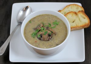 Recept online: Houbová polévka s bílým vínem: Houbová polévka s bílým vínem ,česnekem, cibulí a bylinkami