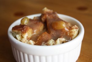 Recept online: Jablečný nákyp se skořicí: Vrstvy jablečných plátků, opečené strouhanky, skořice, rozinek a cukru upečené dozlatova