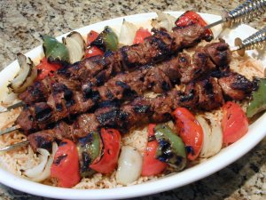 Recept online: Kebab z kuřecího masa: Marinované kousky kuřecího masa grilované na jehlách s kousky zeleniny a žampiony