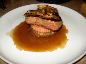 Recept online: Krůtí játra s hráškem: Osmažené kousky krůtího masa s ochuceným dušeným hráškem a bylinkovými krutony