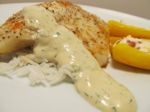 Recept online: Krůtí prsa v  bylinkové omáčce: Osmažené krůtí plátky v jemné omáčce ze smetany, tvarohu, citronové šťávy, bylinek a vajec