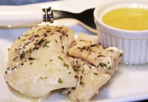Recept online: Platýz s citronovým máslem: Lehký letní pokrm z osmažené ryby s petrželouvou natí a citronovým máslem 