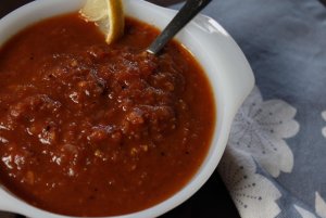 Recept online: Polévka z grilovaných rajčat: Polévka ze zralých grilovaných rajčat s výraznou česnekovou chutí