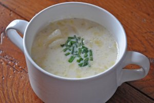 Recept online: Pórková polévka : Vynikající krémová polévka z rozmixovaného pórku, cibule a brambor, zjemněná smetanou