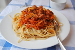 Recept online: Špagety dle italského šéfkuchaře: špagety s omáčkou z mletého masa, červeného vína, rajčat, česneku a s vůní bazalky