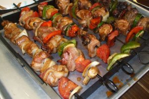 Recept online: Špízy s kuřecím masem, cuketou, žampiony a uzeninou: Grilované kuřecí špízy prokládané uzeninou, cuketou, cibulí a žampiony podávané s rajčatovou omáčkou