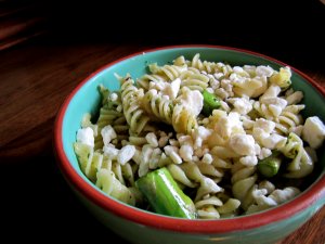 Recept online: Těstoviny s chřestem: Penne s chřestem v lehké směsi olivového oleje, česneku, bazalky a kozího sýru