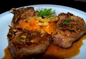 Recept online: Vepřové na pomerančích: Pikantní kořeněné zapečené  kotletky s plátky pomerančů