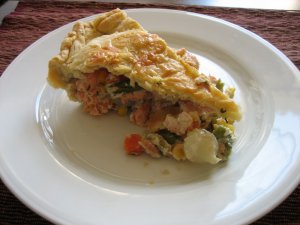 Recept online: Zeleninový koláč s lososem : Slaný koláč z křehkého těsta se špenátem, chřestem, pórkem a kousky lososa  